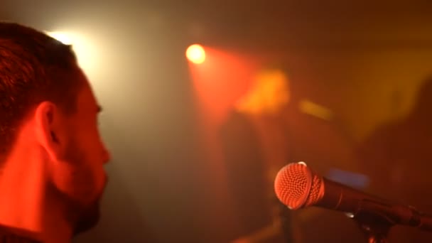 Músico canta en un micrófono
 - Metraje, vídeo