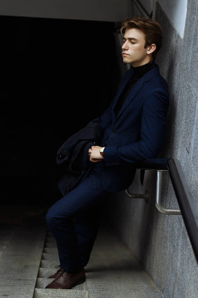 Porträt eines attraktiven jungen Mannes im blauen Anzug in der Stadt - Foto, Bild