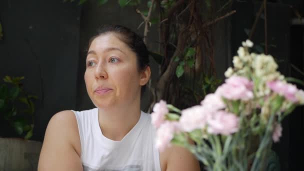 Συλλογισμένος λυπημένη γυναίκα πίνοντας καφέ σε το Cafe - Πλάνα, βίντεο