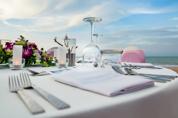 Set the table for dinner on the beach. - Foto, Imagen
