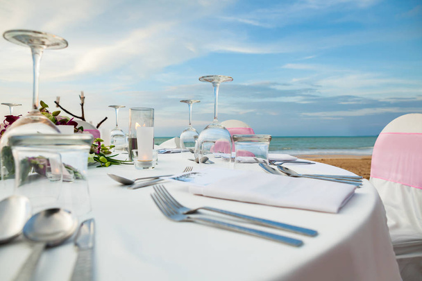 Set the table for dinner on the beach. - Foto, afbeelding