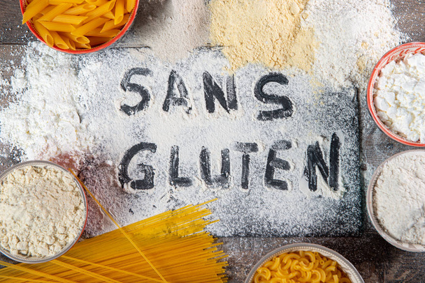 glutenvrij (sans gluten) pasta en meel - Foto, afbeelding