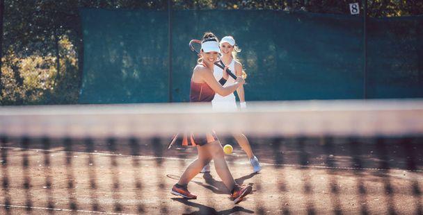 Tenis ikilisindeki kadın - Fotoğraf, Görsel