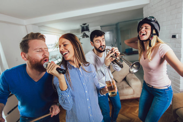 Grupo de amigos jogando karaoke em casa. Conceito sobre friendsh
 - Foto, Imagem
