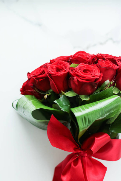 Urlaub Liebe Geschenk am Valentinstag, Luxus-Bouquet von roten Ro - Foto, Bild