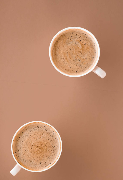 朝食ドリンクとしてホットコーヒーのカップ、ベージュの背中にフラットレイカップ - 写真・画像