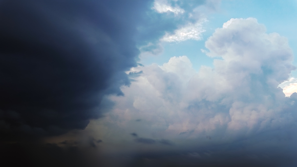 Mooie zomerdag storm timelapse. Dramatische onweersbui wolkenlandschap met grote, gebouw wolken, natuurlijke regenachtige donkere hemel, perfect voor digitale cinema compositie achtergrond. - Video