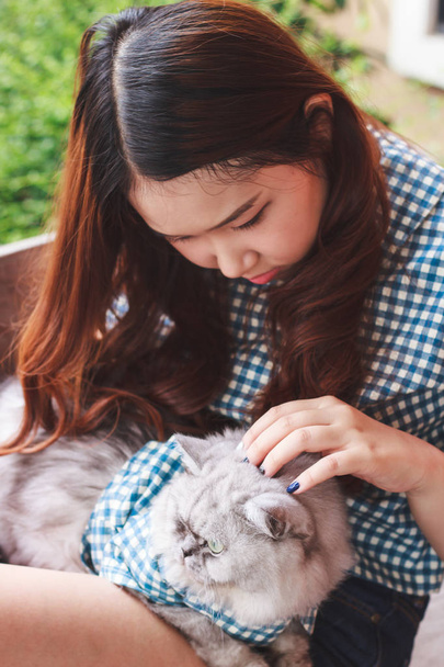 Primer plano de la joven asiática jugando con su gato persa
. - Foto, Imagen