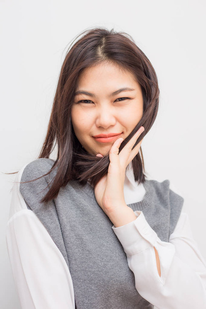 Mooie korte haar glimlachende aziatische vrouwen op witte achtergrond - Foto, afbeelding