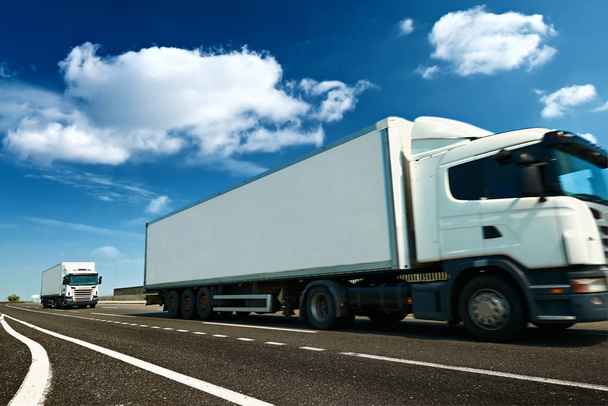 白いトラックは高速道路上にある - ビジネス、商業、貨物輸送の概念 - 写真・画像