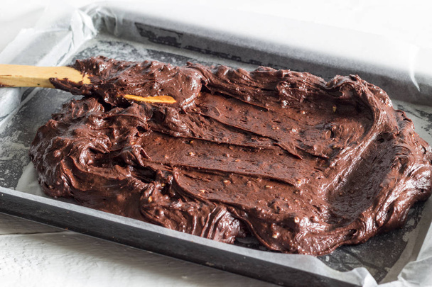 Ciasto czekoladowe ciasta Brownie są umieszczone w papier wosk pokryte pieczenia patelni - Zdjęcie, obraz