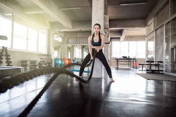 Fitness salonunda halat ile kas asyalı kadın egzersiz - Fotoğraf, Görsel