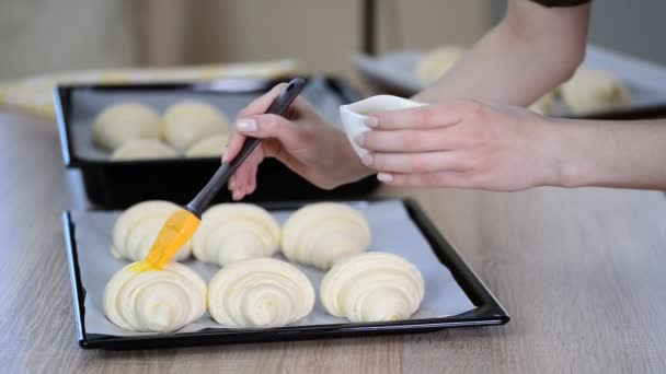 Croissant zum Backen im Ofen zubereiten - Filmmaterial, Video