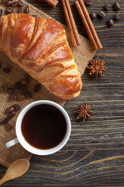 Croissant mit Kaffeetasse - Foto, Bild