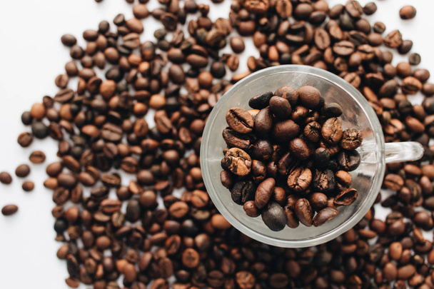 крупним планом вид смажених кавових зерен і скляної чашки
 - Фото, зображення