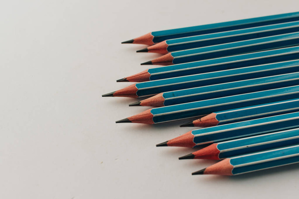 samenstelling van potloden op witte achtergrond - Foto, afbeelding