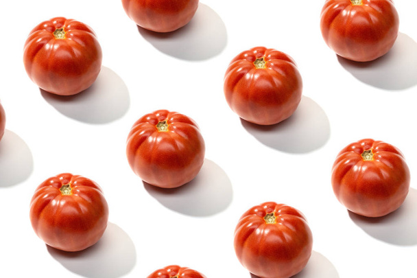 Patrón de tomate rojo fresco aislado
 - Foto, Imagen