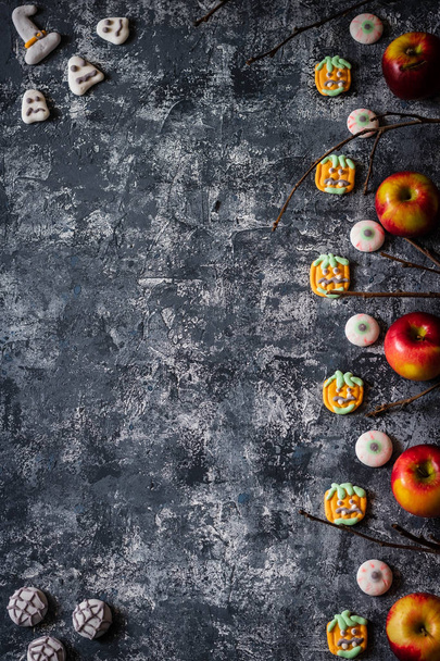 Temalı marshmallow ve elma ile Yaratıcı Cadılar Bayramı arka plan. Metin için yer. - Fotoğraf, Görsel