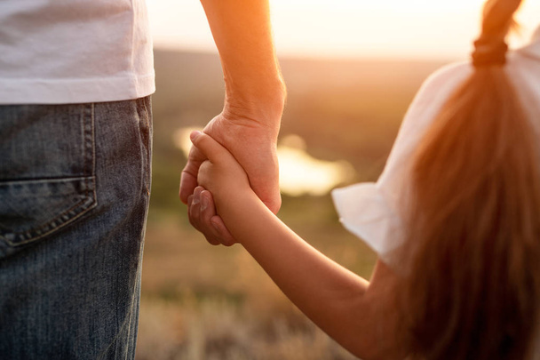 Jak se otec a dcera drží za ruce na venkově - Fotografie, Obrázek