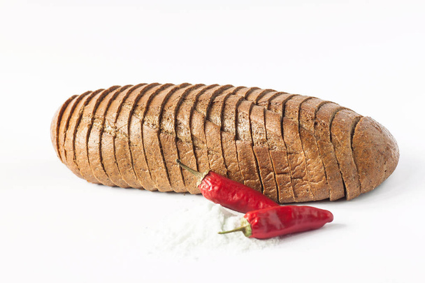 Beyaz bir arka plan izole kırmızı biber ve tuz ile Çavdar ekmeği. - Fotoğraf, Görsel