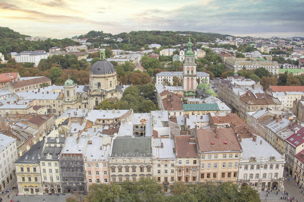 Schöne Aussicht auf die Dominikanerkathedrale, die Mariä-Himmelfahrt-Kirche und das historische Zentrum von Lwiw, Ukraine, an einem sonnigen Tag - Foto, Bild