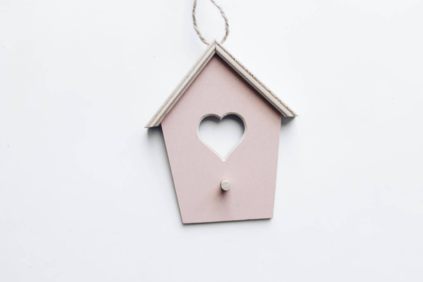 bonito pequena casa decorativa birdhouse no fundo branco
 - Foto, Imagem