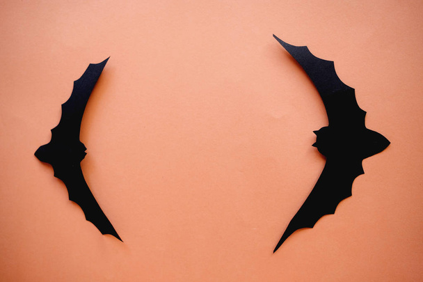 Marco de decoración de Halloween con murciélagos sobre fondo naranja. Truco o trato. Feliz Halloween concepto de celebración. Copiar espacio. Vista superior
 - Foto, Imagen
