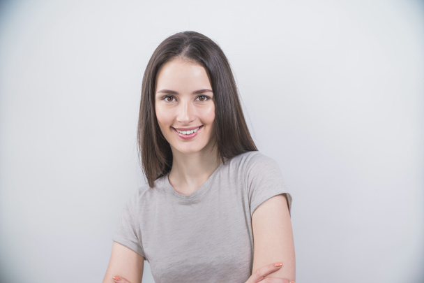 Líder de negocio femenino sonriente sobre fondo gris
 - Foto, imagen