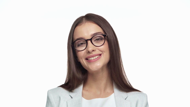 ευτυχισμένη επιχειρηματίας με γυαλιά που απομονώνονται σε λευκό  - Πλάνα, βίντεο