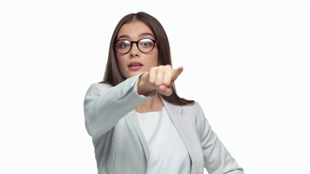 ontevreden zakenvrouw tonen duim naar beneden geïsoleerd op wit - Video