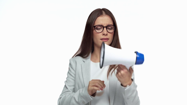 atrakcyjna bizneswoman patrząc na megafon izolowany na białym - Materiał filmowy, wideo
