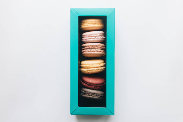 box with delicious bright macaroons, sweet dessert  - Foto, Bild