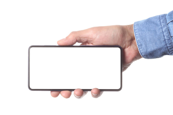 男性は、手の周りのクリッピングパスとあなたのテキストのためのコピースペースで表示して、白い背景に隔離された空白のスマートフォンを保持し、示しています - 写真・画像