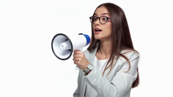 boze zakenvrouw schreeuwen in megafoon geïsoleerd op wit  - Video
