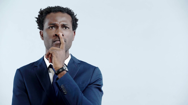 přemýšlivý africký americký podnikatel ukazující myšlenkové znamení izolované na šedé - Záběry, video