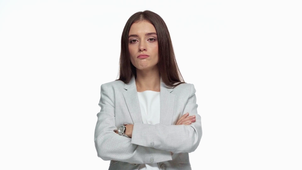 beledigde zakenvrouw met gekruiste armen geïsoleerd op wit - Video