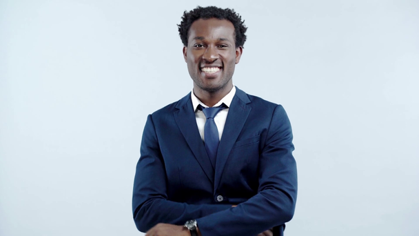 θετική Αφροαμερικανός επιχειρηματίας δείχνει ok σημάδι απομονώνονται σε γκρι - Πλάνα, βίντεο