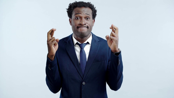Афріканський американський комерсант, який молиться відокремлений сірим жестом - Кадри, відео