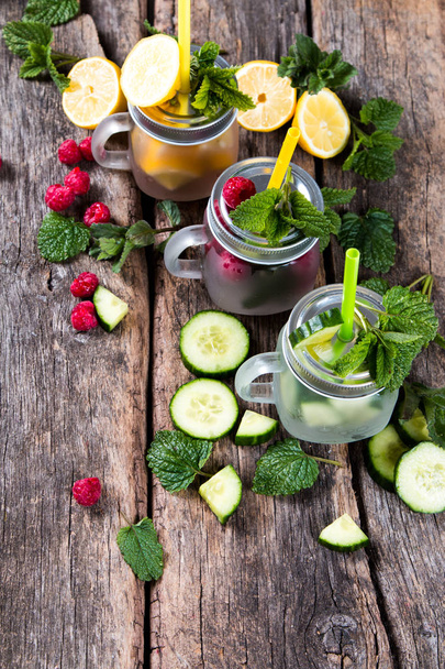 Home made lime, cucumber, raspberry and lemon drinks. Mojito mix. Summer concept - Foto, Imagen