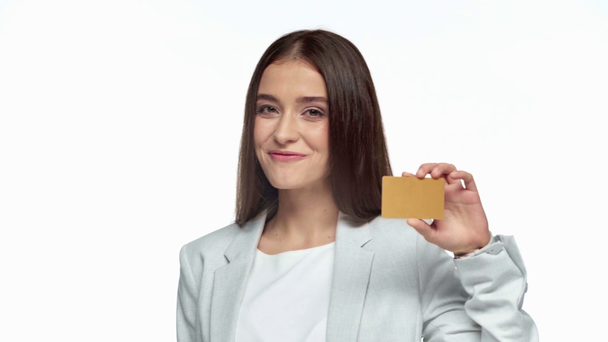 šťastná podnikatelka držící kreditní kartu izolované na bílém - Záběry, video