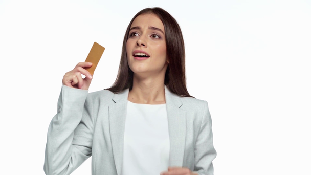 Θετική επιχειρηματίας που κατέχει πιστωτική κάρτα που απομονώνεται σε λευκό - Πλάνα, βίντεο