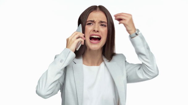 rozdrażniona bizneswoman rozmawia na smartfonie odizolowany na białym - Materiał filmowy, wideo