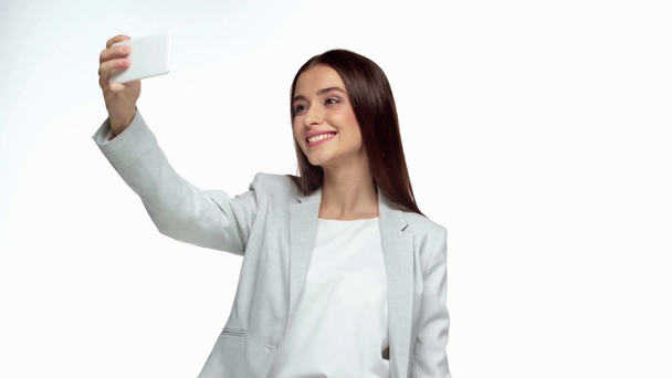 attraente donna d'affari prendendo selfie isolato su bianco
 - Filmati, video