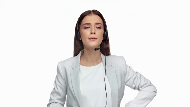 niezadowolony operator w słuchawki rozmowy izolowane na biało - Materiał filmowy, wideo