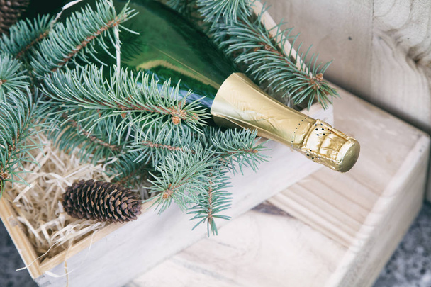 champagne and Christmas tree in a wooden box - Foto, Imagem