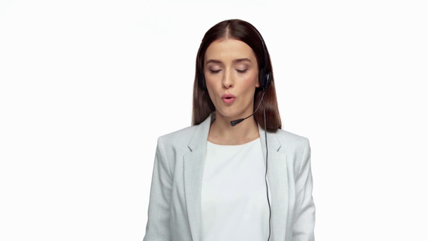 verward vrouw aanraken headset en praten geïsoleerd op wit - Video