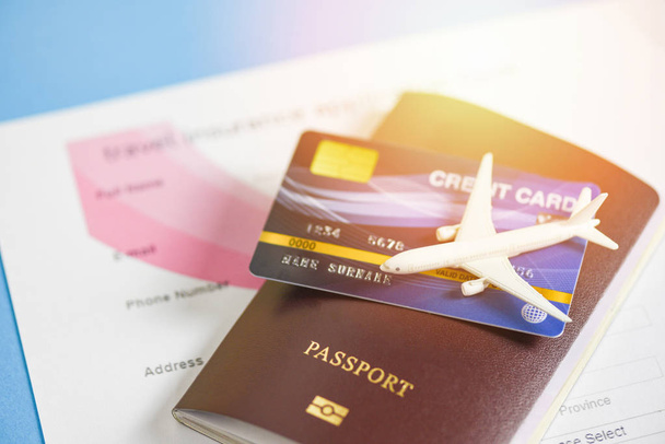 Formulario de solicitud de seguro de viaje con pasaporte tarjetas de crédito ai
 - Foto, Imagen