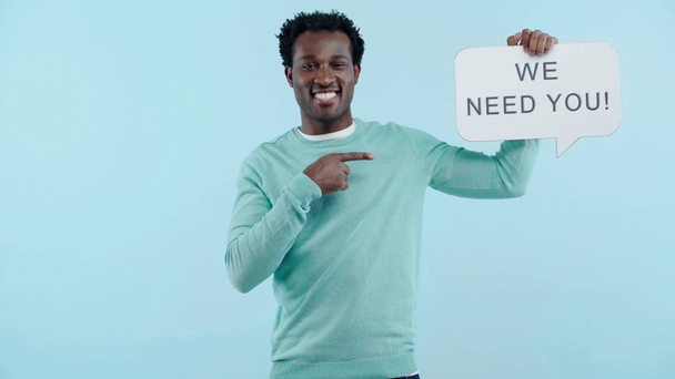 fröhlich afrikanisch-amerikanischer Arbeitgeber hält wir brauchen dich Sprechblase isoliert auf blau - Filmmaterial, Video