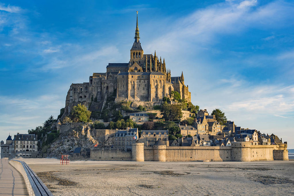 Road leading to Mont Saint Michael with its abbey and low tide - Photo, Image