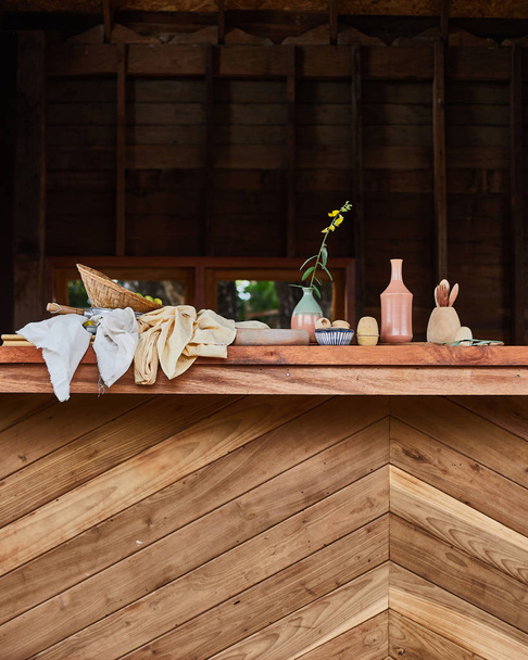 Ustensiles de cuisine sur une table en bois
. - Photo, image